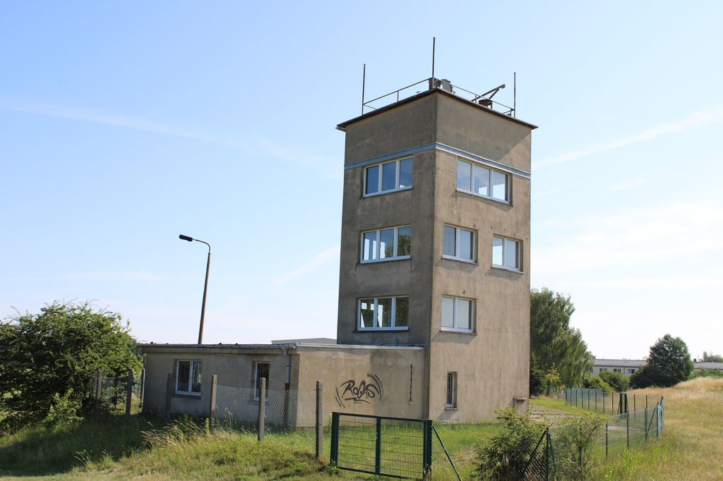 Der ehemalige DDR-Grenzturm in Cumlosen in der Prignitz wurde versteigert.