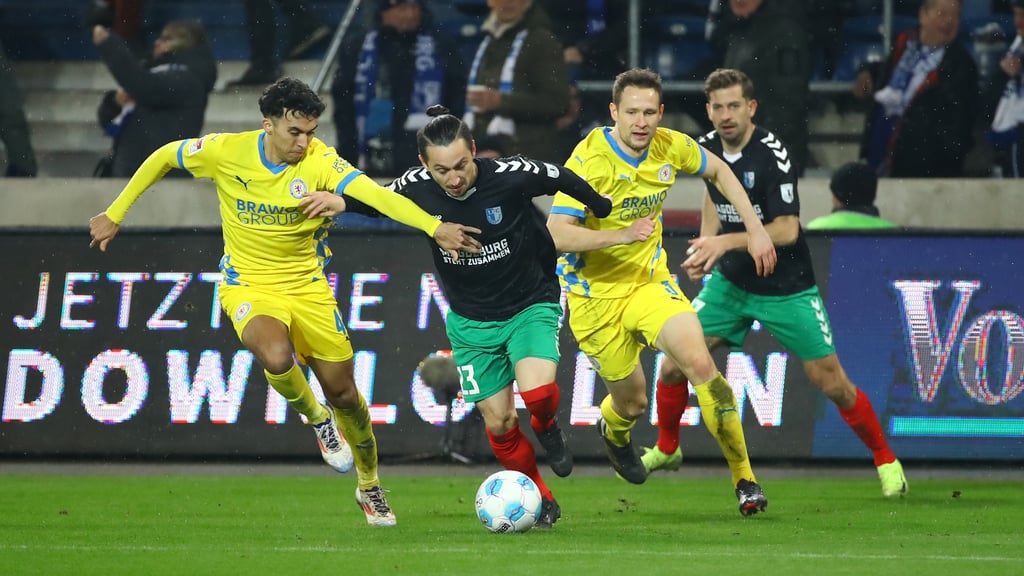 Baris Atik (am Ball) und der FCM starten gegen Eintracht Braunschweig.