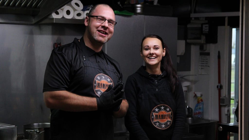 In seinem Food-Truck ist Jonas Dreher (links) auf vielen Festen und Events in ganz Deutschland unterwegs. Seine Touren startet er von Blankenburg aus, wo er am 5. und 6. Juli ein Crazy-Mexican-Sommerfest auf die Beine stellt.