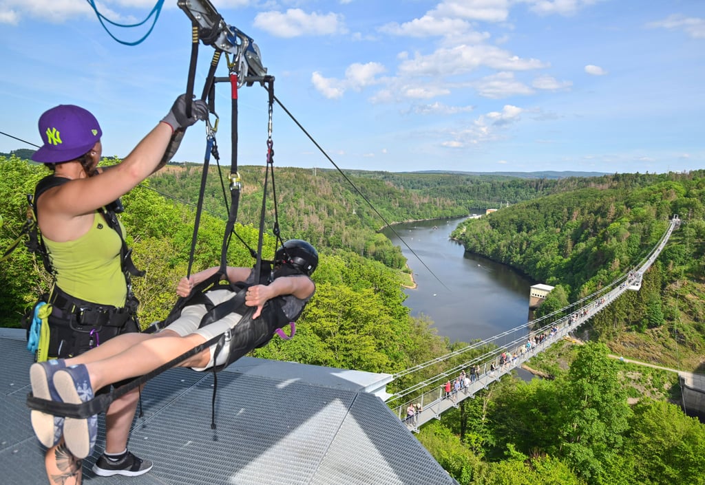 Rasant unterwegs: An der Zipline sausen Kinder (ab zehn Jahren und 40 Kilogramm) und Erwachsene gleichermaßen durch die Luft und genießen den Blick auf den Harz.