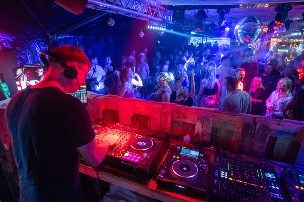Fette Beats: Für alle Freunde der elektronischen Tanzmusik war das „Monochrom“-Zelt mal wieder Anlaufpunkt Nummer eins zum Kirschfest auf der Naumburger Vogelwiese.