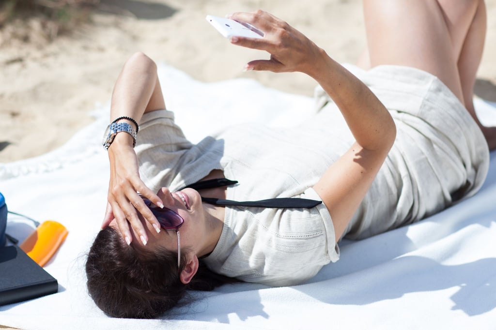Hot out there: Damit das Smartphone bei Hitze keinen Schaden nimmt, legt man es besser in den Schatten.