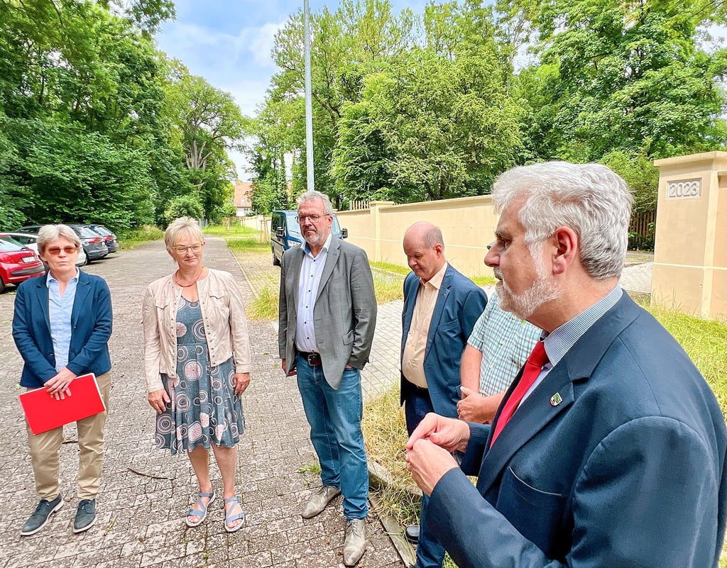 Umweltminister Armin Willingmann (rechts) ließ sich von der Bernburger Stadtspitze auf den neuesten Stand bringen.