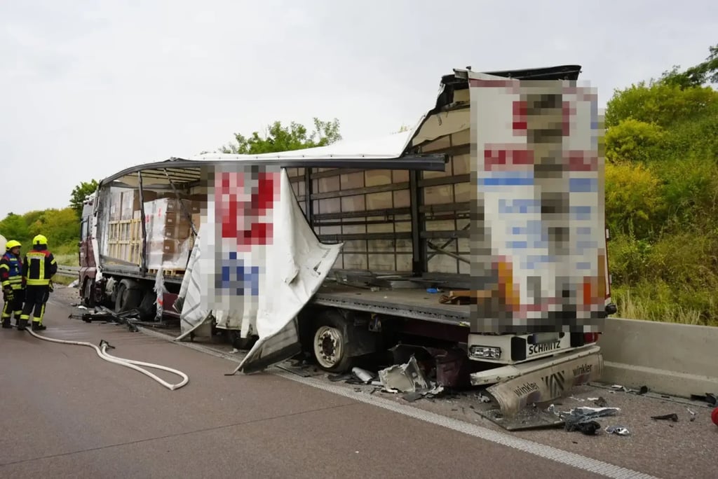 Auf der A9 bei Bitterfeld hat sich am Vormittag ein schwerer Unfall mit zwei Lastwagen ereignet.