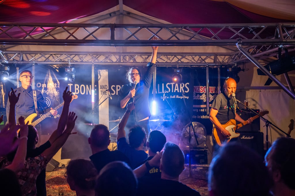 Kräftige Gitarren: „T.Bone & the Sparerib Allstars“ rocken im Musikerstammtisch.