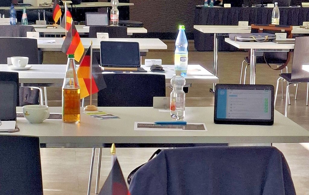 Patriotisch, auch nach außen: Die AfD „dekorierte“ ihre Tische im Stadtrat mit kleinen Deutschlandflaggen.