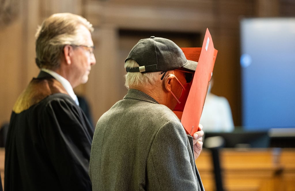 Der Angeklagte (rechts) steht vor Beginn des Prozesses mit seinem Anwalt Thomas Scheferling in einem Gerichtssaal. (Archivbild)