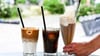 Iced Latte, Iced Coffee (also Kaffee mit Eiswürfeln) und klassischer Eiskaffee mit Vanilleeis und Sahne - präsentiert in einem Berliner Café.