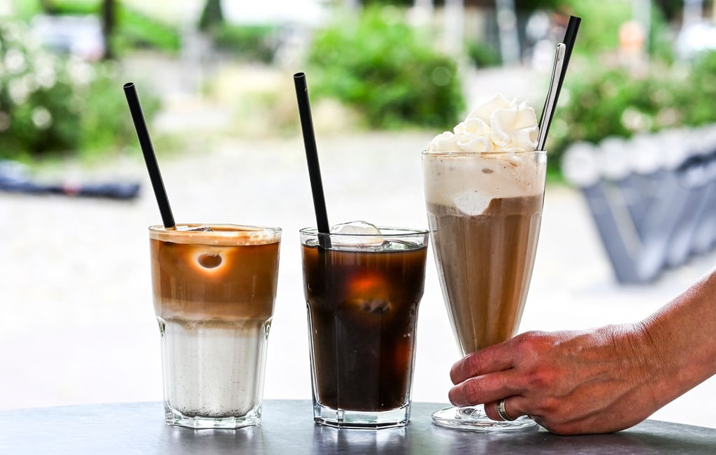 Iced Latte, Iced Coffee (also Kaffee mit Eiswürfeln) und klassischer Eiskaffee mit Vanilleeis und Sahne - präsentiert in einem Berliner Café.