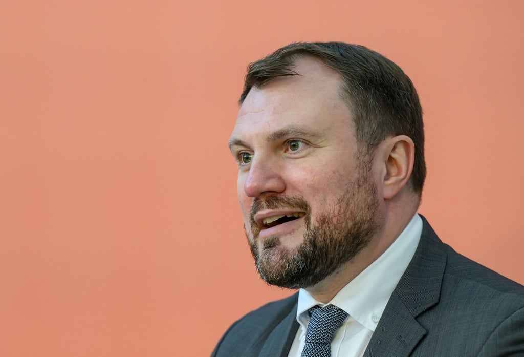 Brandenburgs Wirtschaftsminister Daniel Keller (SPD) freut sich über den vereinbarten Mindestlohn (Archivbild).