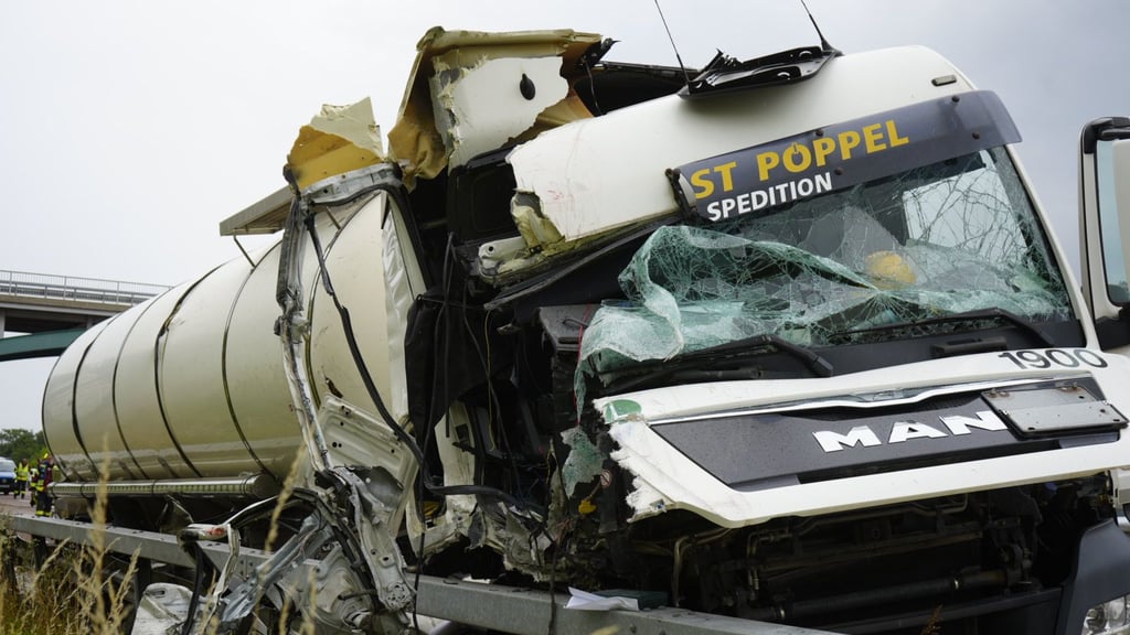Zwei Gefahrgut-Lkw kollidierten am Freitagvormittag auf der A9 bei Bitterfeld.