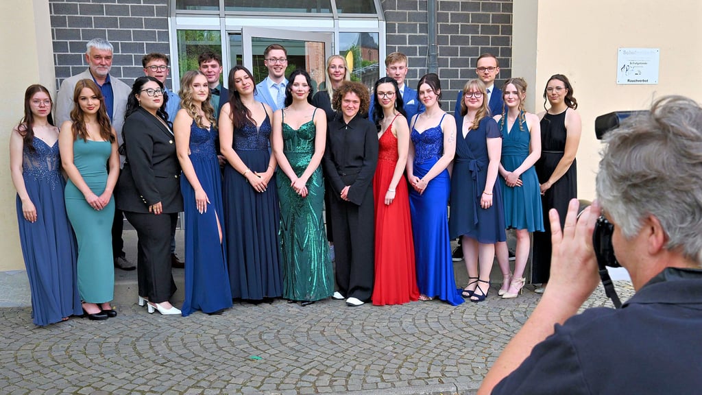 Lächeln für die Kamera: Ein letztes Foto im Klassenverband bei den Abschlussklassen des Beruflichen Gymnasiums vor der WEMA-Sporthalle.
