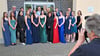 Lächeln für die Kamera: Ein letztes Foto im Klassenverband bei den Abschlussklassen des Beruflichen Gymnasiums vor der WEMA-Sporthalle.