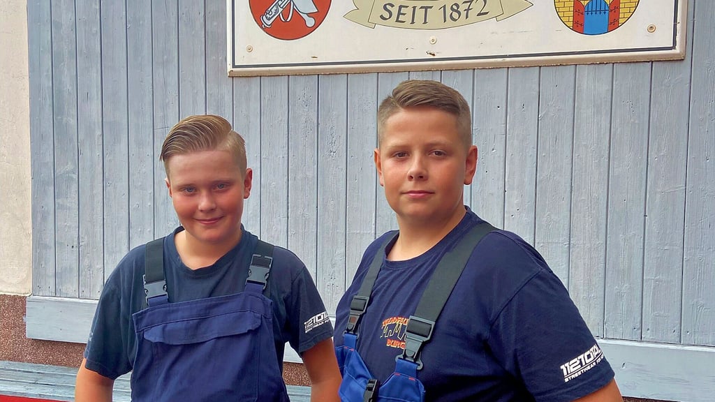 Mika Hansen (l.), elf Jahre und Lucas Rinke (r.), 14 Jahre, halfen einem Unfallopfer.