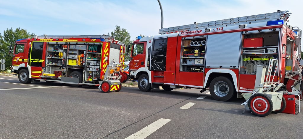 Auf einer Ampelkreuzung auf der B246a nahe Schönebeck ist es im August 2024 zu einem Unfall gekommen, bei dem ein Motorradfahrer ums Leben kam. Ein 65-jähriger Mann aus Erfurt ist nun wegen fahrlässiger Tötung angeklagt.