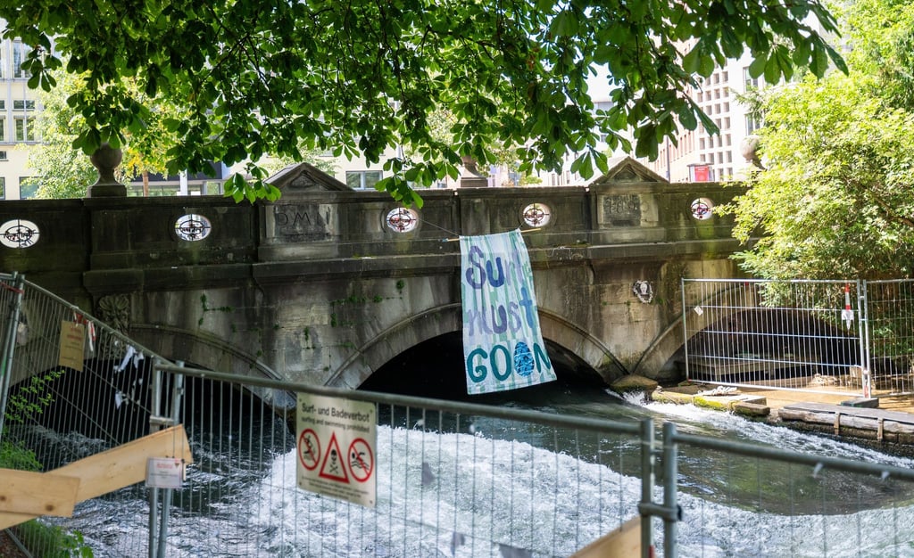 Seit dem Unfalltod einer Surferin am 17. April war die Eisbachwelle in München gesperrt.
