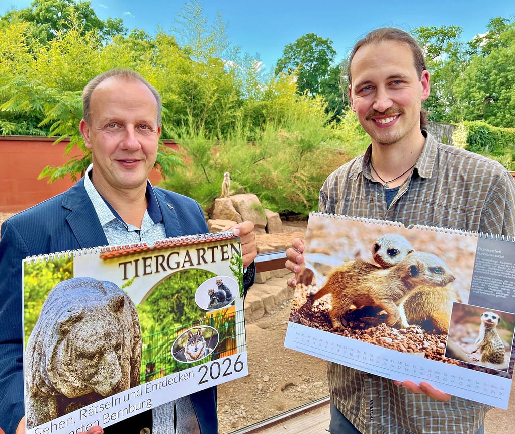 BFG-Geschäftsführer Thomas Gruschka (l.) und Fotograf Thomas Engst präsentieren den ersten Tiergartenkalender aus Bernburg. Dieser ist ab sofort erhältlich.
