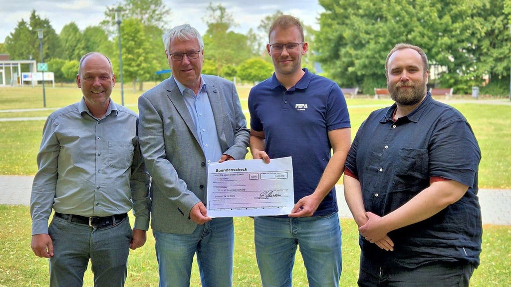 Im Beisein von Hochschul-Projektor Volker Wiedemer (von links): Rainer Erdmann von der Kaschade-Sitftung nimmt eine Spende in Höhe von 1.000 Euro von Philipp Arnold und Felix Schwarzlose (FEFA Projekt GmbH) entgegen.