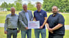 Im Beisein von Hochschul-Projektor Volker Wiedemer (von links): Rainer Erdmann von der Kaschade-Sitftung nimmt eine Spende in Höhe von 1.000 Euro von Philipp Arnold und Felix Schwarzlose (FEFA Projekt GmbH) entgegen.
