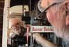 Restaurator Helmut Ebert nimmt die Stadtbad-Waage für den Transport an den neuen Standort fachmännisch auseinander. 