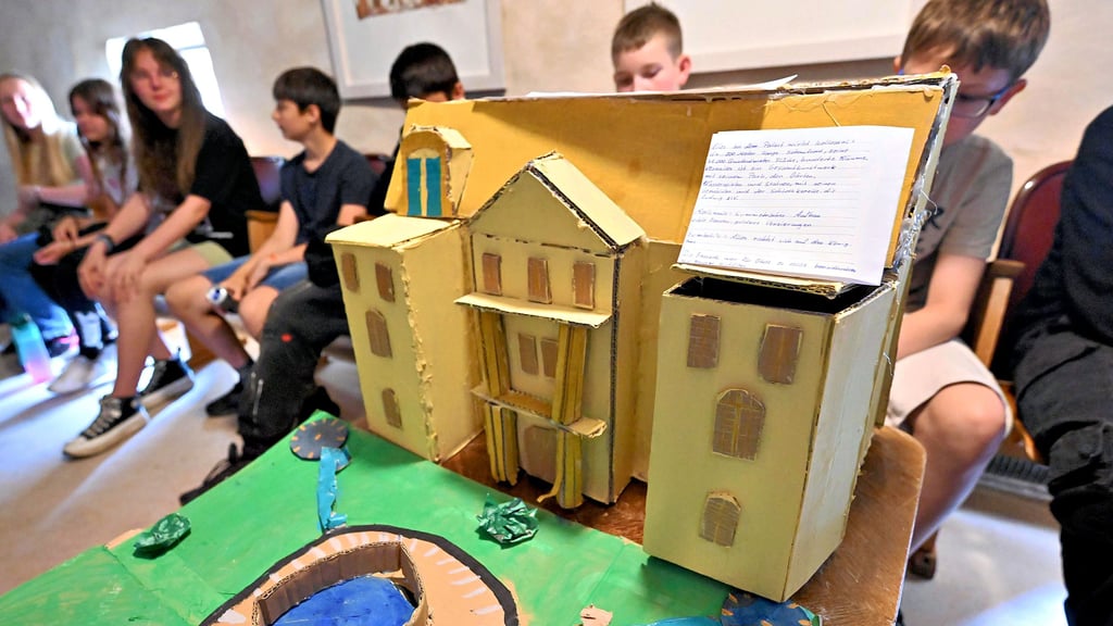 Schloss Versailles im Pappformat – die Burgschüler stellen ihre Modelle in einer Vernissage vor.