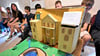 Schloss Versailles im Pappformat – die Burgschüler stellen ihre Modelle in einer Vernissage vor. 