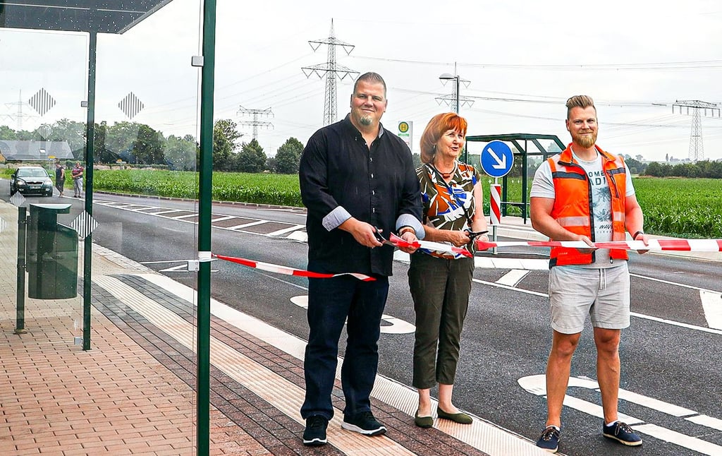 Barlebens Gemeindebürgermeister Franke Nase, Ortsbürgermeisterin Ramona Müller und Sascha Nichelmann vom Planungsbüro (von links) haben das Projekt feierlich der Öffentlichkeit übergeben.