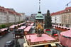 Aufbau des Magdeburger Weihnachtsmarktes 2024: Beschicker können auf Entschädigung hoffen.