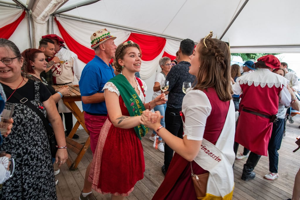 Tanzfreudige Weinprinzessinen: Corinna Eberhard (l., Bad Kösen) und Elisabeth Herzer (Großjena).