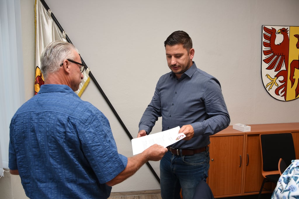 Uwe Mayer (links) überreichte Einheitsgemeinde-Bürgermeister Andreas Pietsch eine Stellungnahme, aus der hervorgeht, dass das Gros der Bürger der Ortschaft Zethlingen die Erweiterung des dortigen Windparks ablehnt.