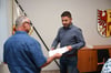 Uwe Mayer (links) überreichte Einheitsgemeinde-Bürgermeister Andreas Pietsch eine Stellungnahme, aus der hervorgeht, dass das Gros der Bürger der Ortschaft Zethlingen die Erweiterung des dortigen Windparks ablehnt.