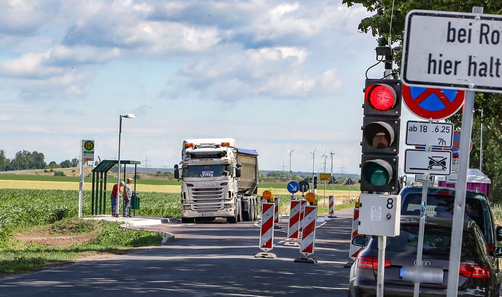 Nur einen Tag vor der Eröffnung wurden die Bushaltestellen aufgestellt. Seit Donnerstag ist die Kreisstraße 1167 nach Jersleben am Friedhof in Meitzendorf nach einer dreimonatigen voll- beziehungsweise halbseitigen Sperrung vollständig für den Verkehr freigegeben.