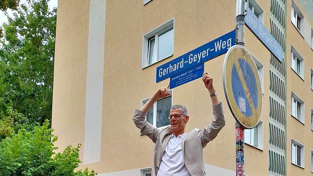 Egbert Geier hat sein Schild im Gerhard-Geyer-Weg angebracht.