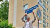 Egbert Geier hat sein Schild im Gerhard-Geyer-Weg angebracht.