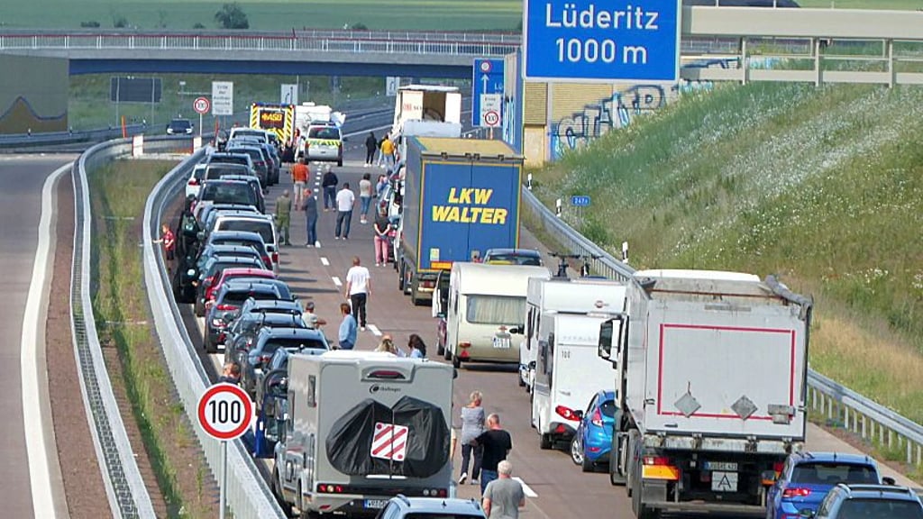Schon vor der Reisesaison gab es an der Abfahrt Lüderitz immer wieder Unfälle und damit verbundene Staus, wie hier am 6. Juni.