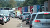 So geht´s richtig: Alle Fahrzeuge auf der linken Spur fahren an den linken Fahrbandrand und die Fahrzeuge auf allen rechts daneben liegenden Spuren weichen nach rechts aus.