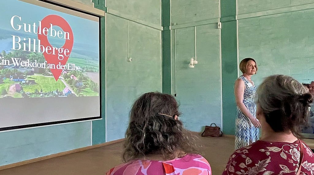 Marlene Brühl begrüßt die mehr als 70 Interessenten des Projektes in den ehemaligen Werkstatträumen des Christlichen Jugenddorfes zur Präsentation der Ideen.