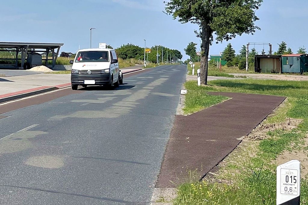 Rechts neben der Fahrbahn der Straße in Richtung Heeren ist in Tangermünde dieser ominöse Asphaltstreifen angelegt worden.