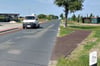 Rechts neben der Fahrbahn der Straße in Richtung Heeren ist in Tangermünde dieser ominöse Asphaltstreifen angelegt worden.