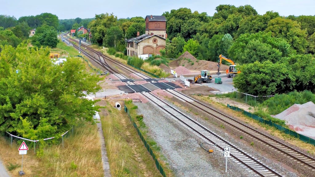 Der neue Bahnübergang in Frose nimmt schon Formen an. Mitte September soll er freigegeben werden.