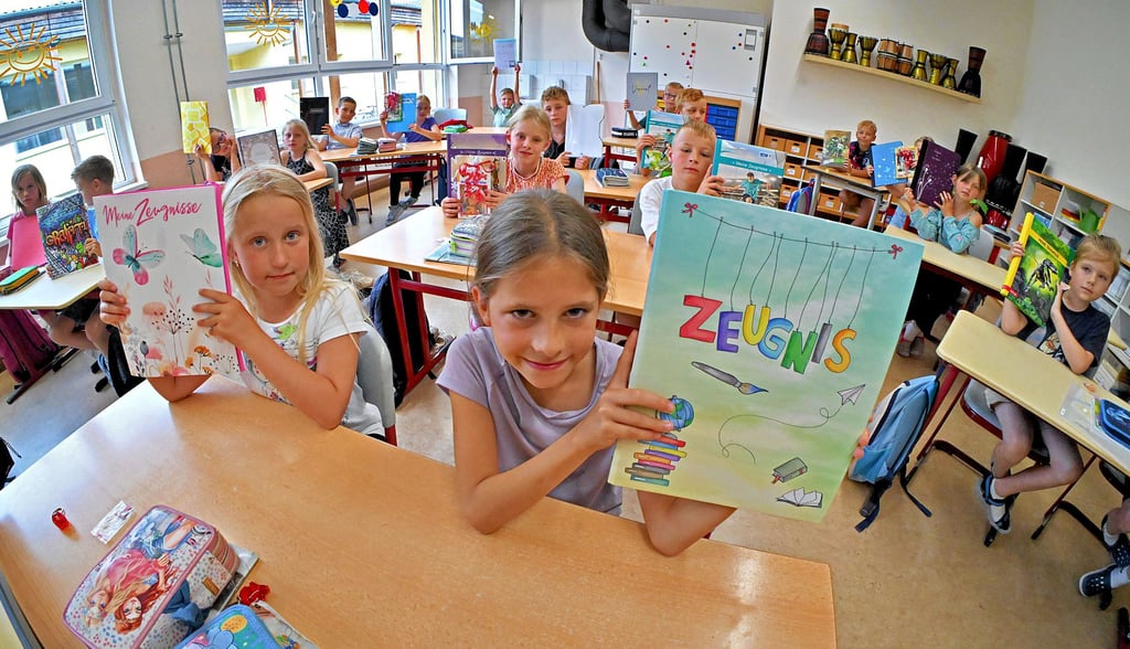Die Zweitklässer der Grundschule in Mehringen freuen sich über ihre Zeugnisse – jetzt können die Ferien starten.