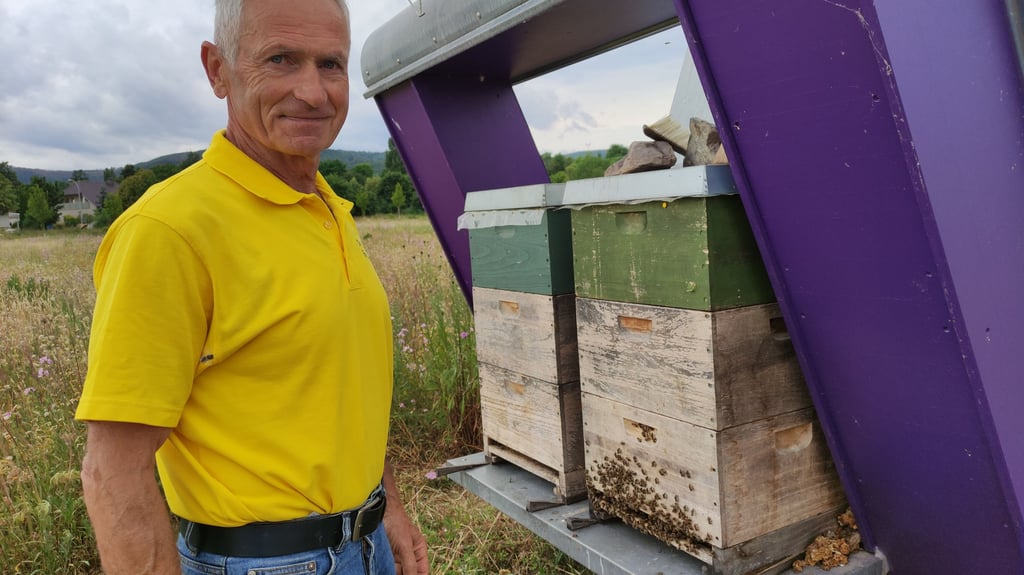 Der Hessener Imker Enrico Kretschmar arbeitet mit der Firma Fibertex Personal Care zusammen bei einem Bienenprojekt in Ilsenburg im Industriegebiet.