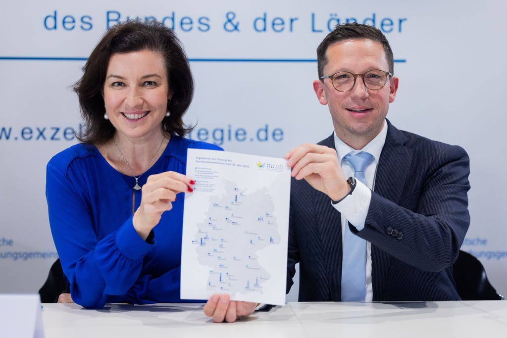 Dorothee Bär (CSU), Bundesforschungsministerin, und Falko Mohrs (SPD), niedersächsischer Minister für Wissenschaft und Kultur, informierten über die Auswahl in der Exzellenzstrategie.