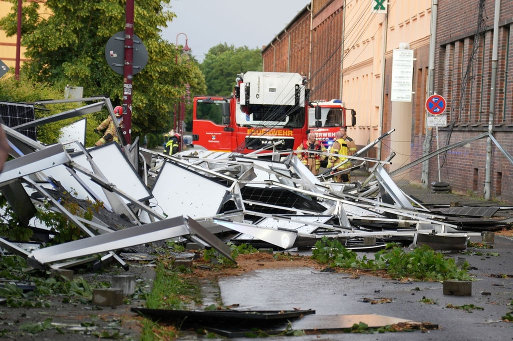 Teile eines Dachs und eine Solaranlage sind in Weißwasser auf eine Straße gestürzt.