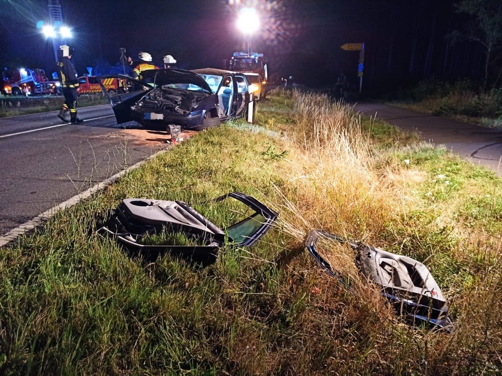 Nach dem Unfall an der B107 bei Jerichow mussten die Insassen herausgeschnitten werden.