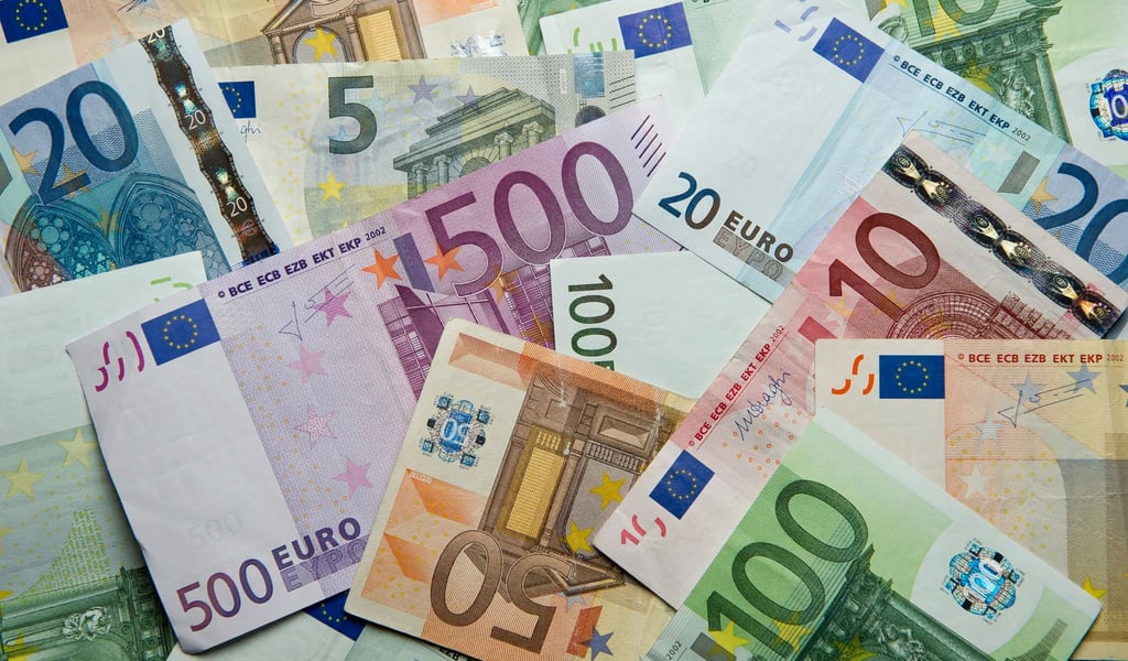 Eine große Menge Bargeld erbeuteten falsche Monteure in Eisleben.
