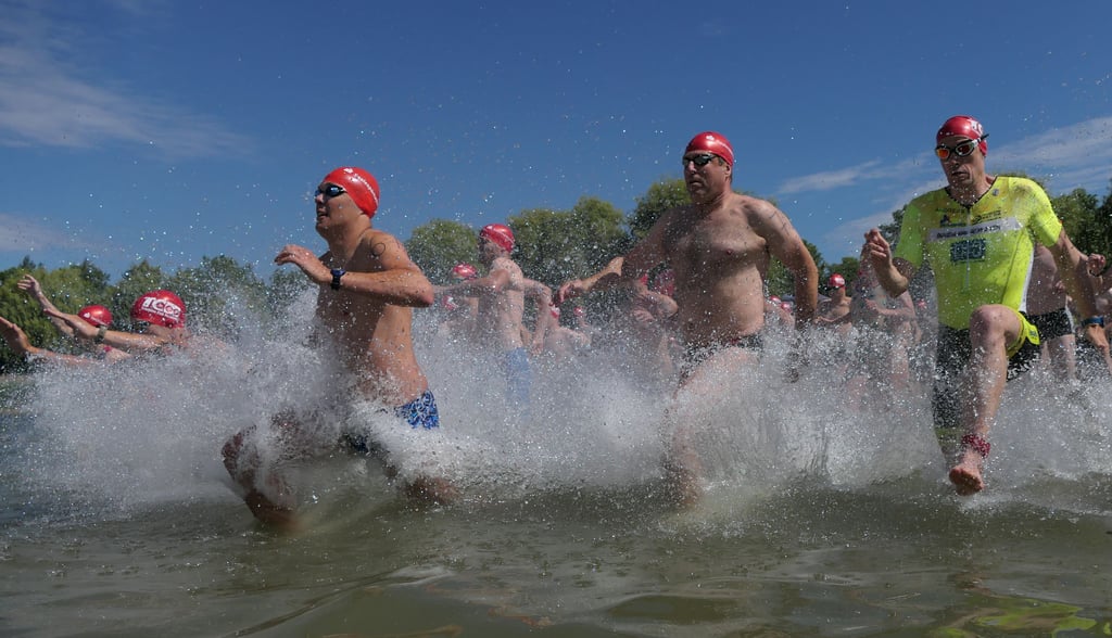 73 Schwimmer stürzten sich zum Start in die kühle Hasse. 750 Meter aufgeteilt in zwei Runden mussten sie zurücklegen.