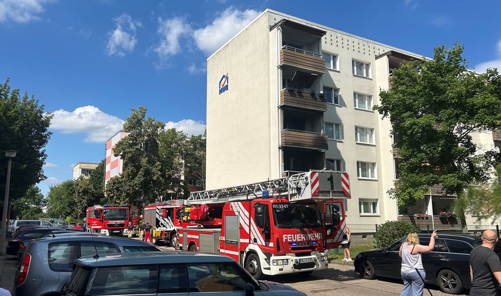 In Magdeburg hat es am Samstagnachmittag, 28. Juni 2025, einem Mehrfamilienhaus gebrannt.