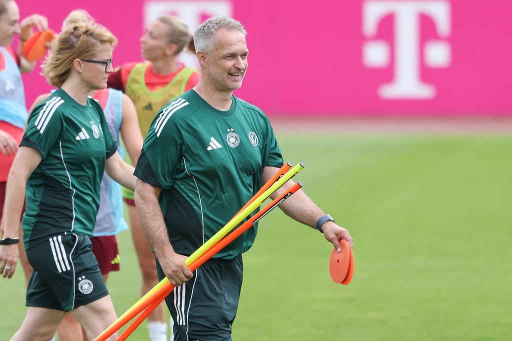 Letzte Vorbereitung auf die EM: Christian Wück und die DFB-Frauen.