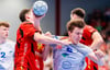 So wie hier im Spiel gegen TuS N-Lübbecke und Sven Wesseling (Nr. 24) will sich Fritz-Leon Haake am Sonntag auch im Wiederholungsspiel bei TuSEM Essen durchsetzen und wenigstens einen Punkt für den dann definitiven Klassenerhalt holen.  